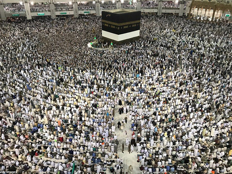 بالصور: أكثر من مليون حاج يصلون الديار المقدسة لأداء فريضة الحج